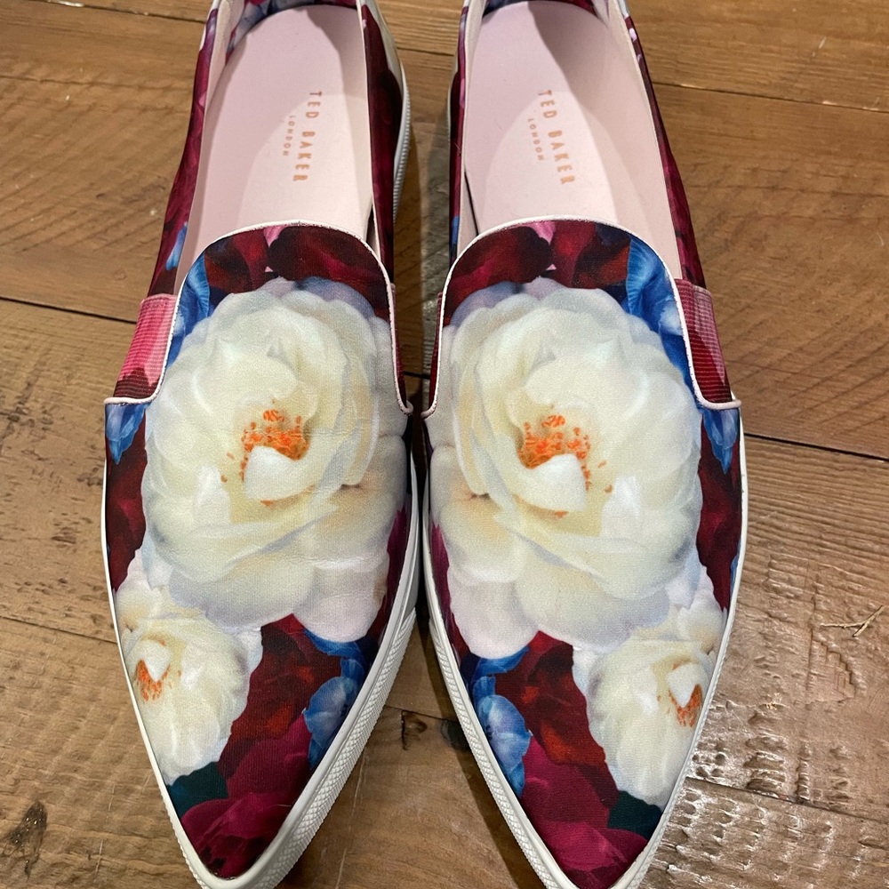 Stunning Ted Baker Floral Loafers - Red and Blue Size 40 9.5